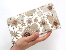 画像4: 【予約限定柄】スノーオーナメント＜ブロンズ＞ ぐるっとファスナーの長財布（金唐柄）［t］ (4)
